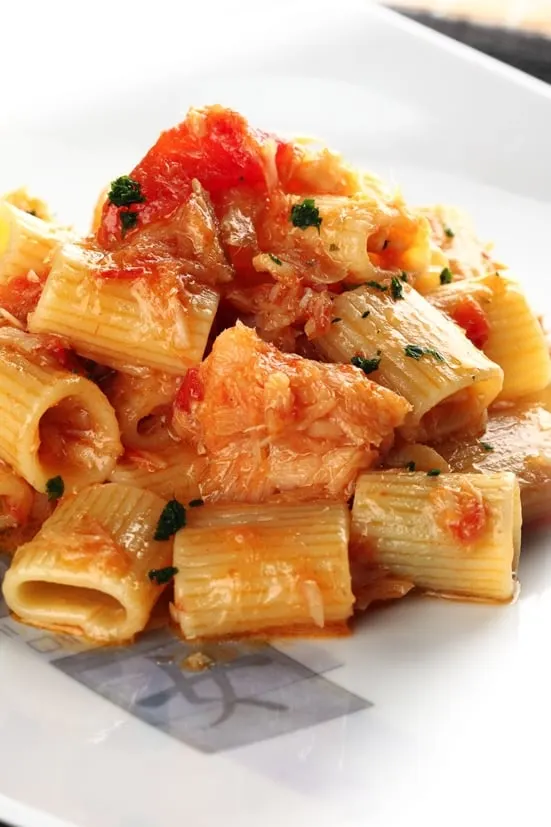 Pâtes au thon blanc, tomate et laurier
