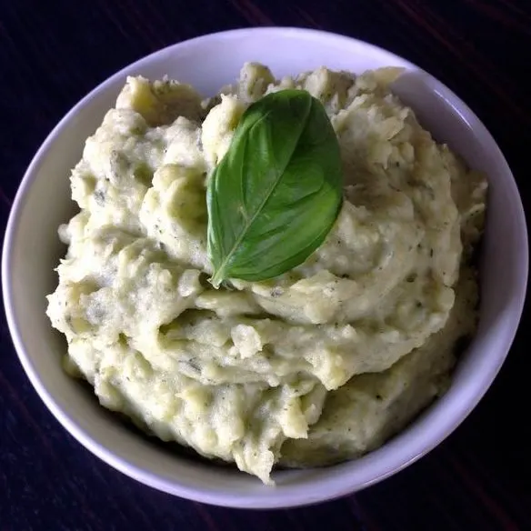 Purée de pommes de terre au basilic