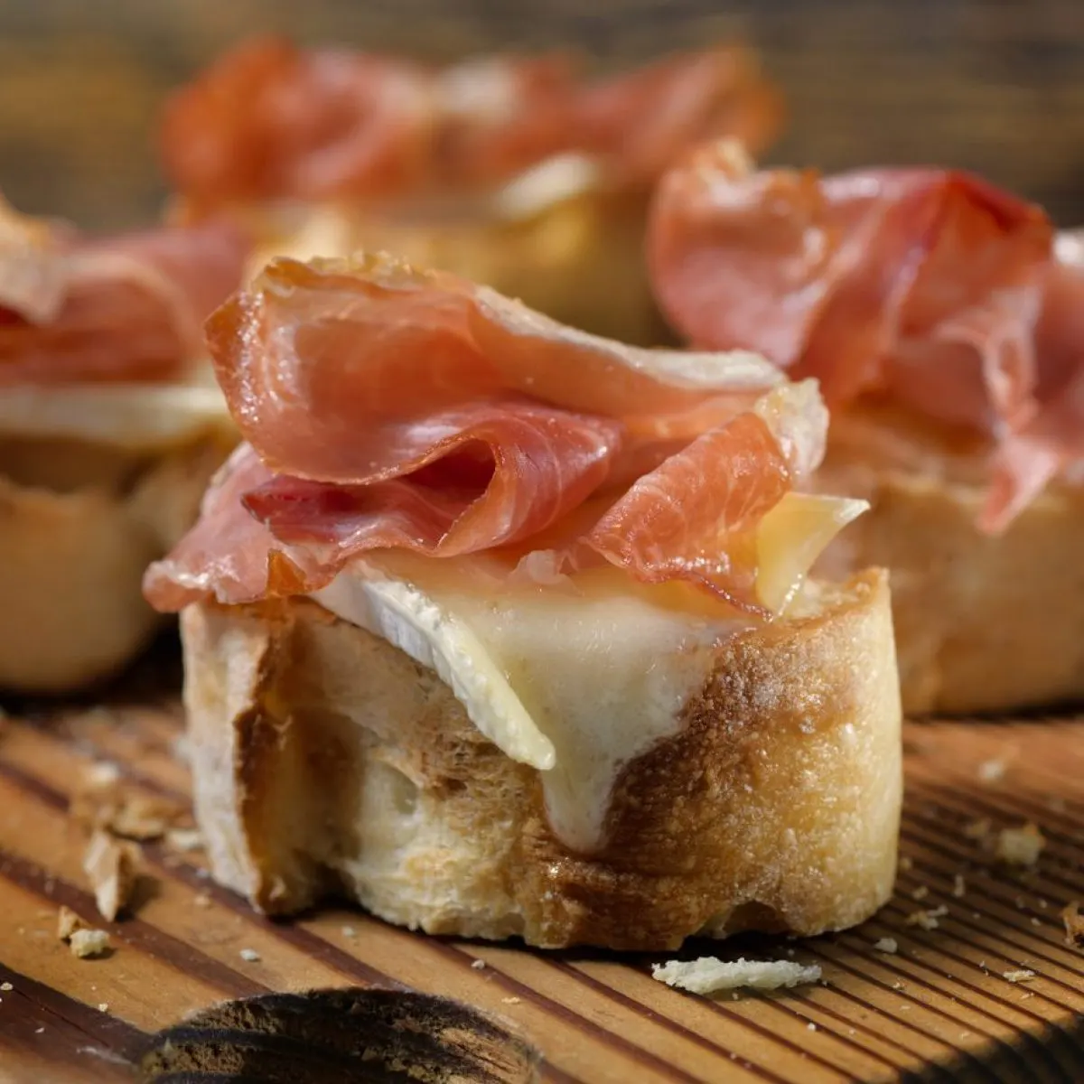 Tartine au reblochon, jambon cru et roquette